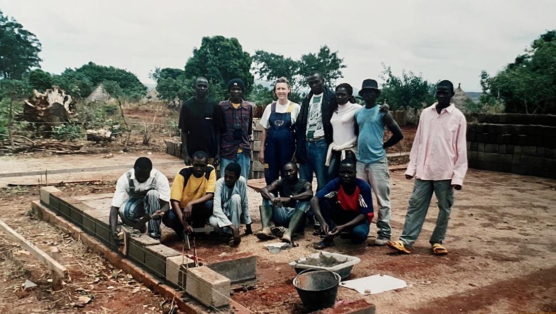 Caroline Temwa entourée par les ouvriers du chantier centre de santé à Mbalang Djalingo