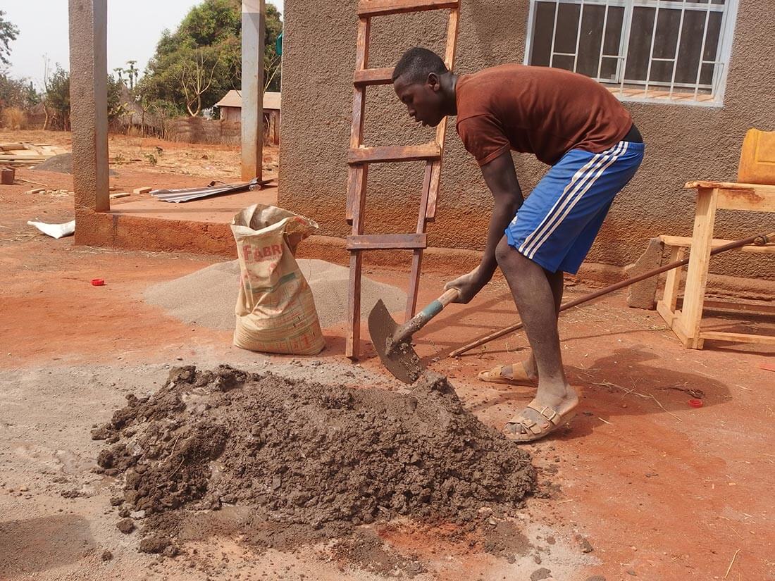 Travaux de maçonnerie du sol au centre de santé de Mbalang Djalingo