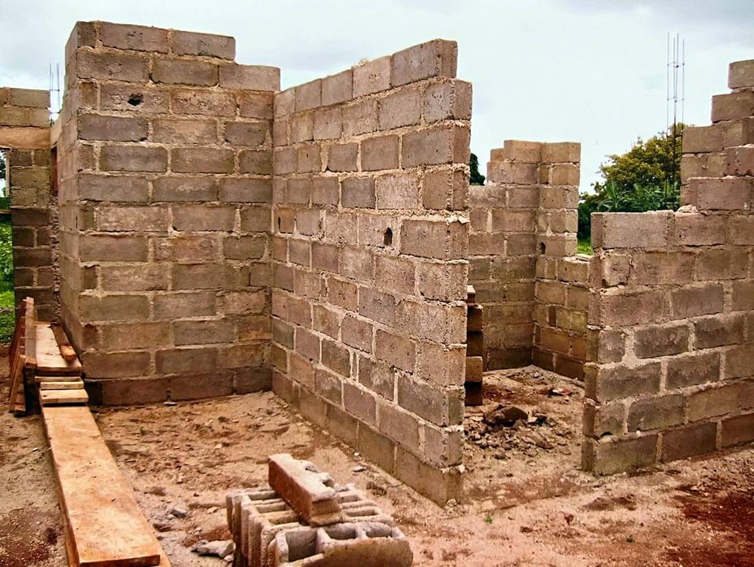 Elévation des murs du centre de santé à Mbalang Djalingo