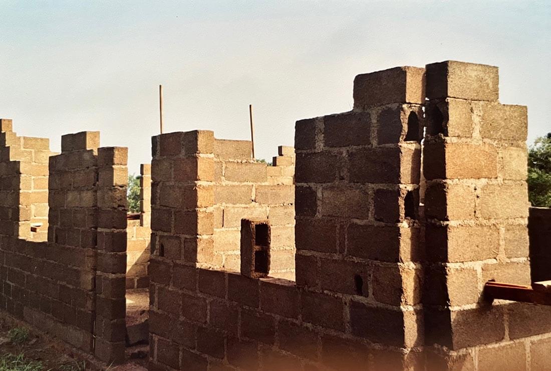 Elévation des murs du centre de santé à Mbalang Djalingo