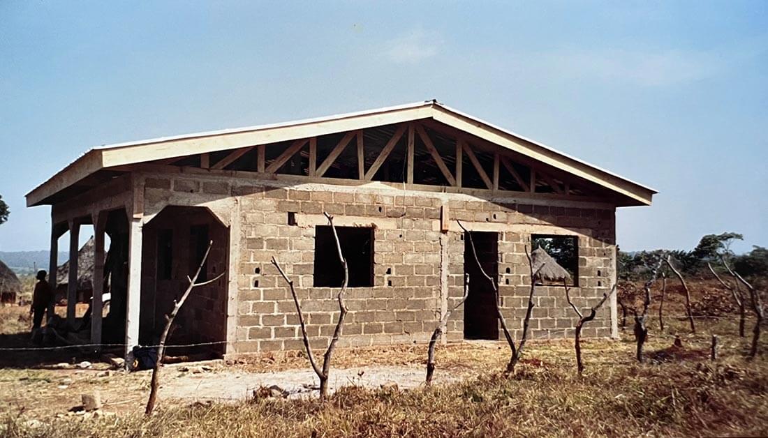 Mise en place de la charpente et toiture du centre de santé à Mbalang Djalingo