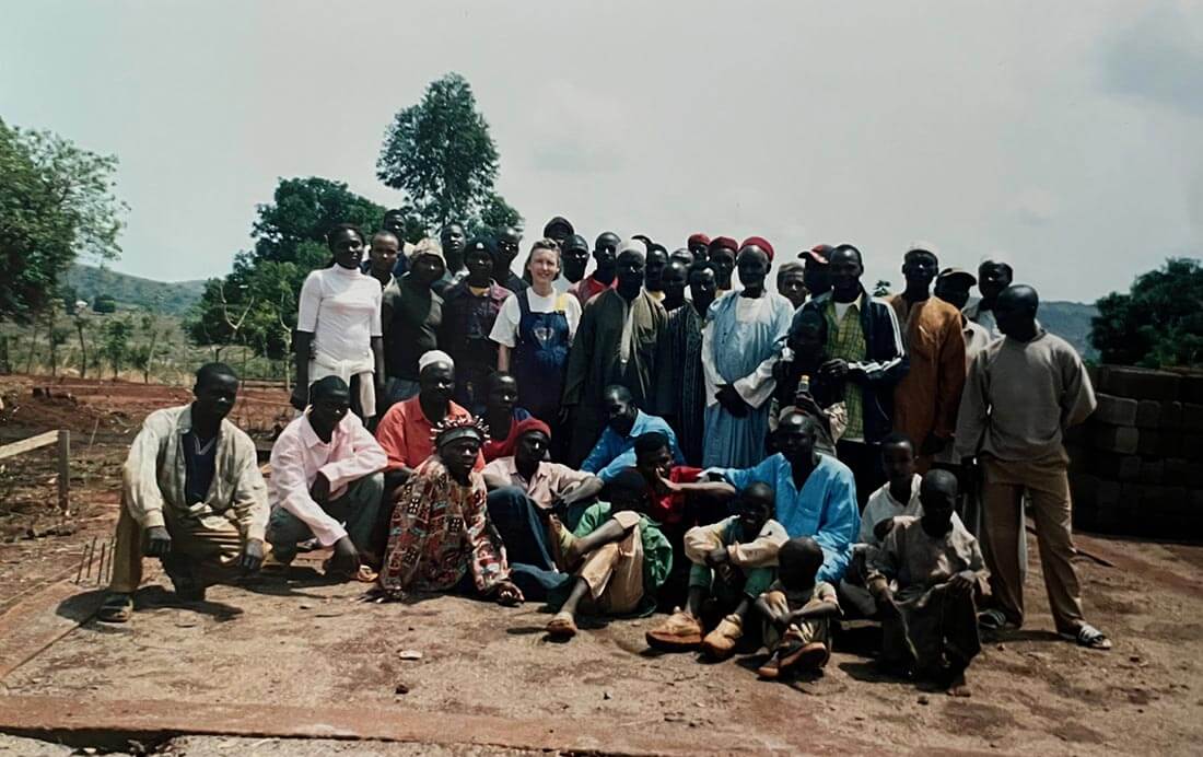 Caroline Temwa entourée par les habitants et ouvriers du chantier centre de santé à Mbalang Djalingo
