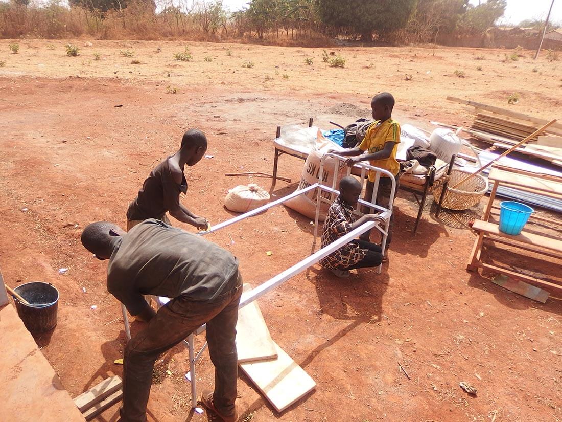 Montage de lits au centre de santé de Mbalang Djalingo