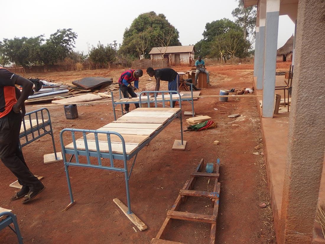 Montage de lits au centre de santé de Mbalang Djalingo