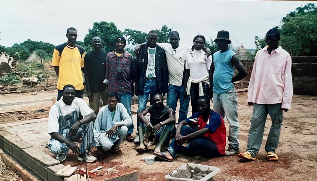 Caroline Temwa entourée par les ouvriers du chantier centre de santé à Mbalang Djalingo