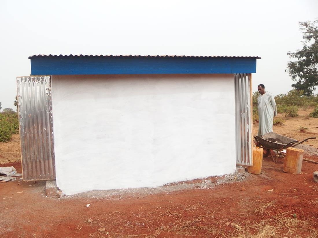 Peinture extérieure des toilettes du centre de santé de Mbalang Djalingo