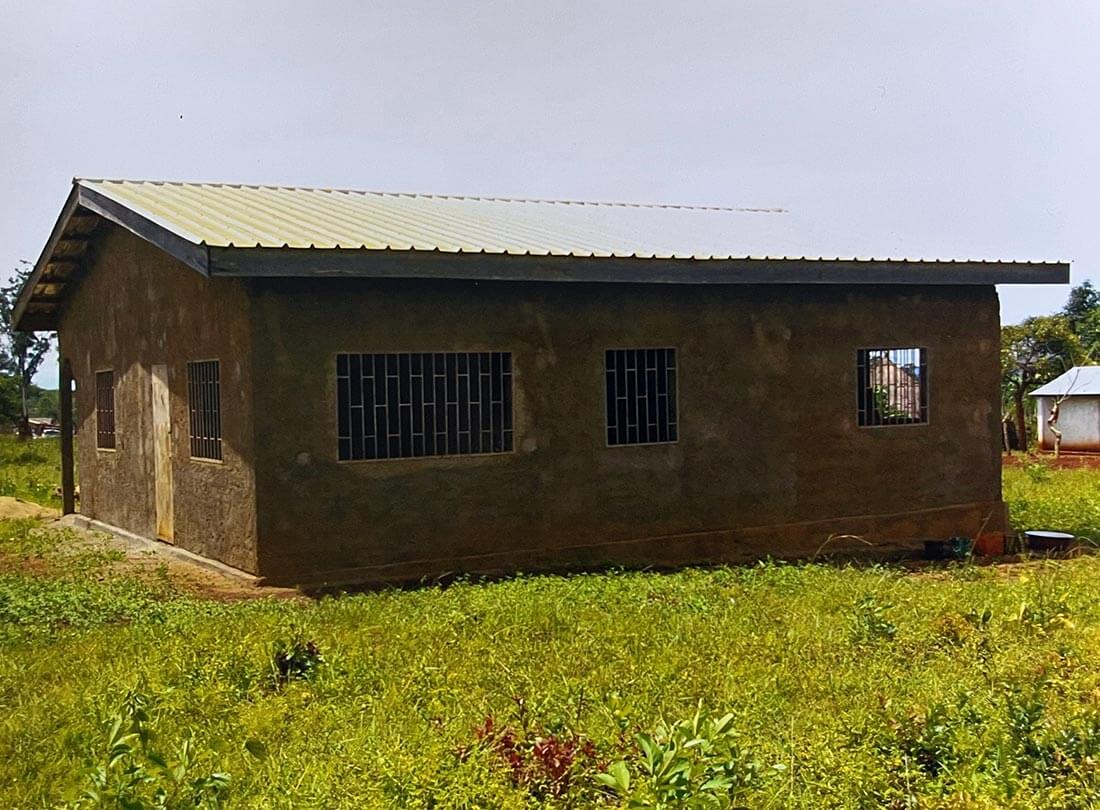 Mise en place du crépis des murs du centre de santé à Mbalang Djalingo