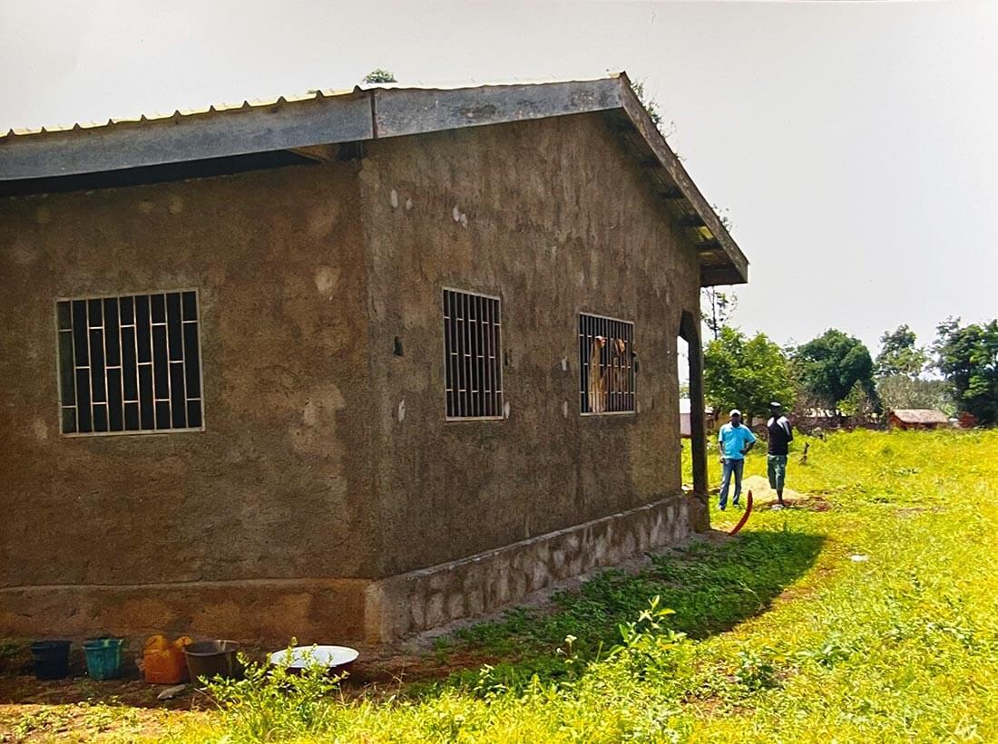 Mise en place du crépis des murs du centre de santé à Mbalang Djalingo