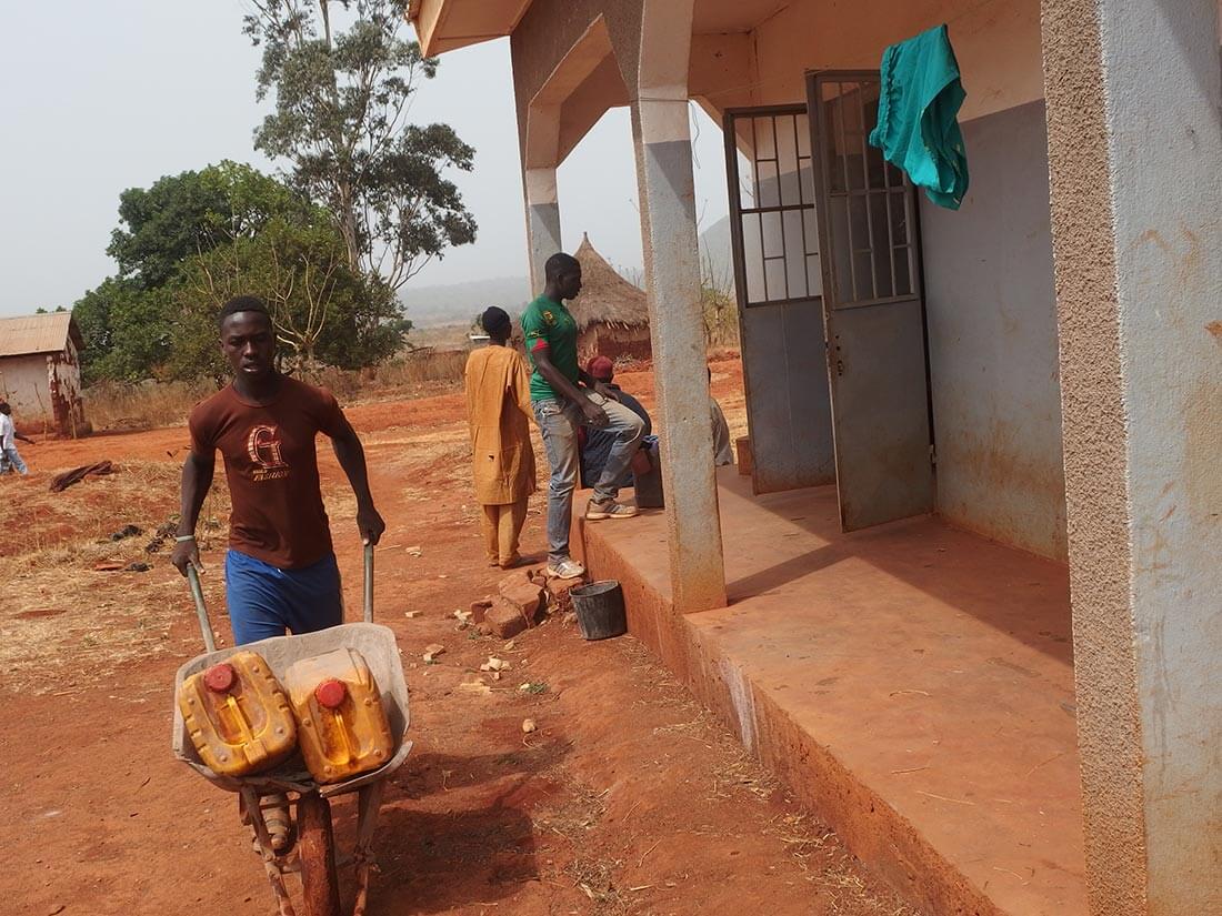 Travaux d'entretien et de finitions au centre de santé de Mbalang Djalingo