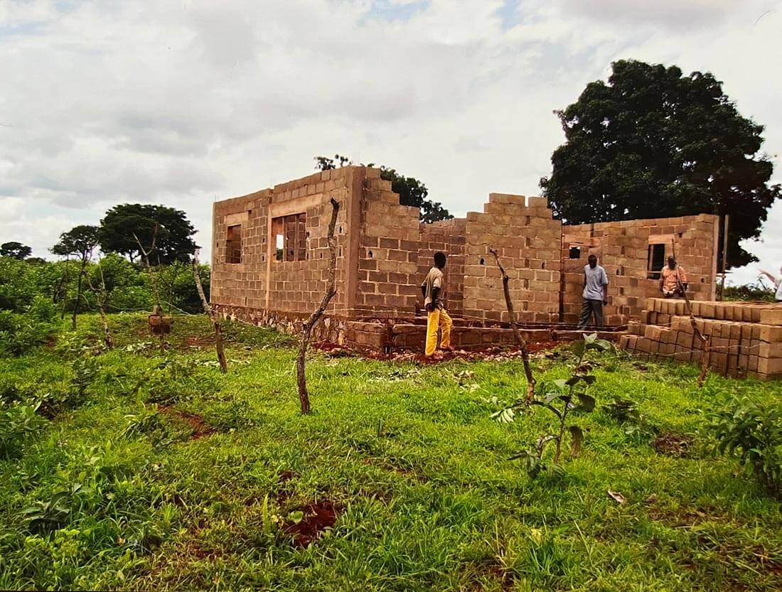 Elévation des murs du centre de santé à Mbalang Djalingo
