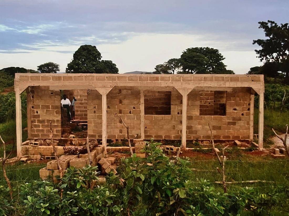 Vue de face de structure finie des murs du centre de santé à Mbalang Djalingo