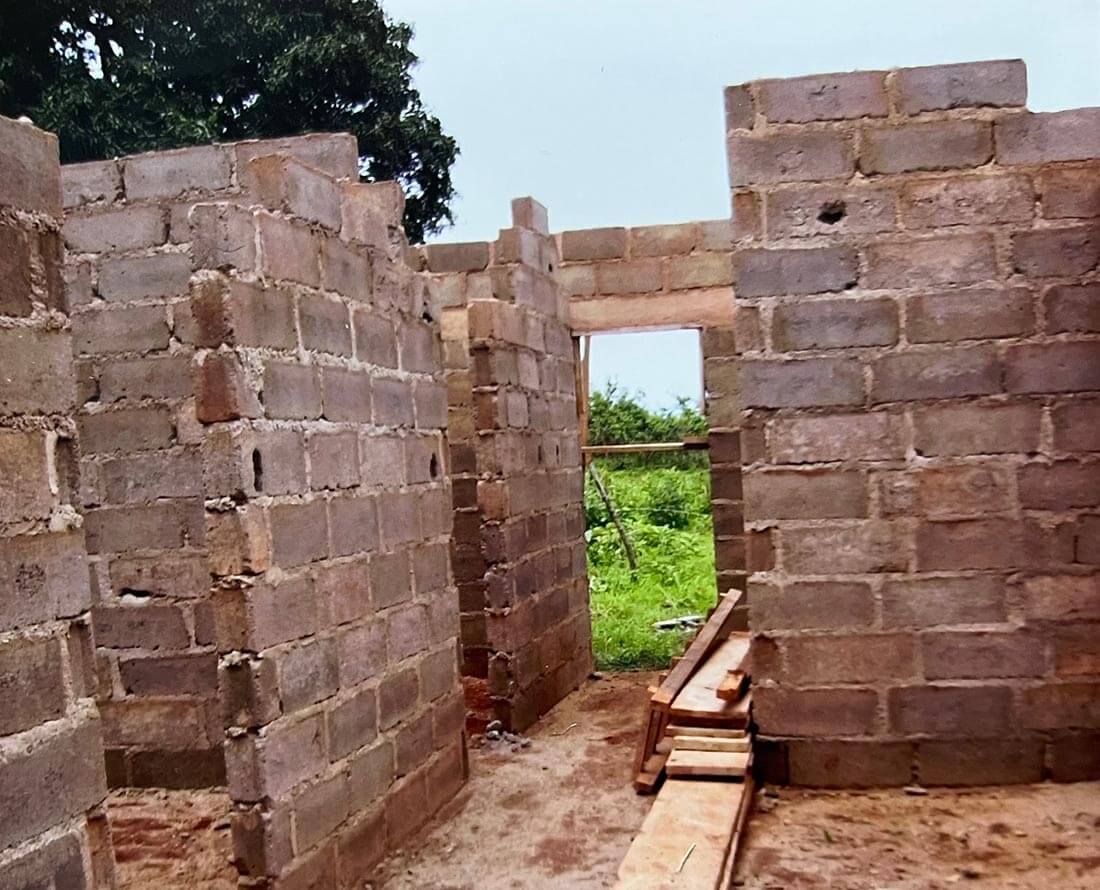 Elévation des murs du centre de santé à Mbalang Djalingo