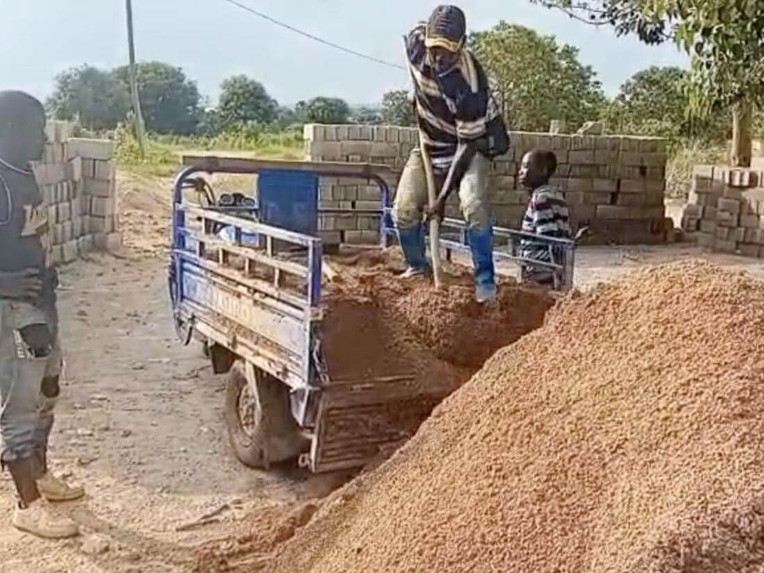 Construction d’un Centre d’aide par le travail pour adultes handicapés à Dar es Salam, acheminement du sable