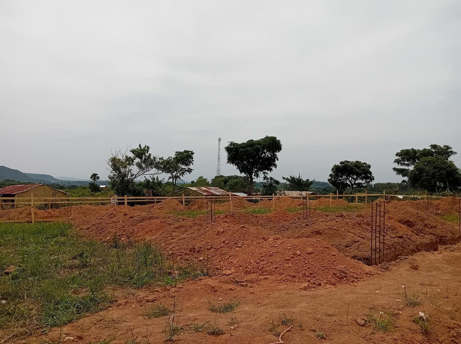 Construction d’un Centre d’insertion pour adultes handicapés à Youkou et Dar es Salam, creusement des fondations