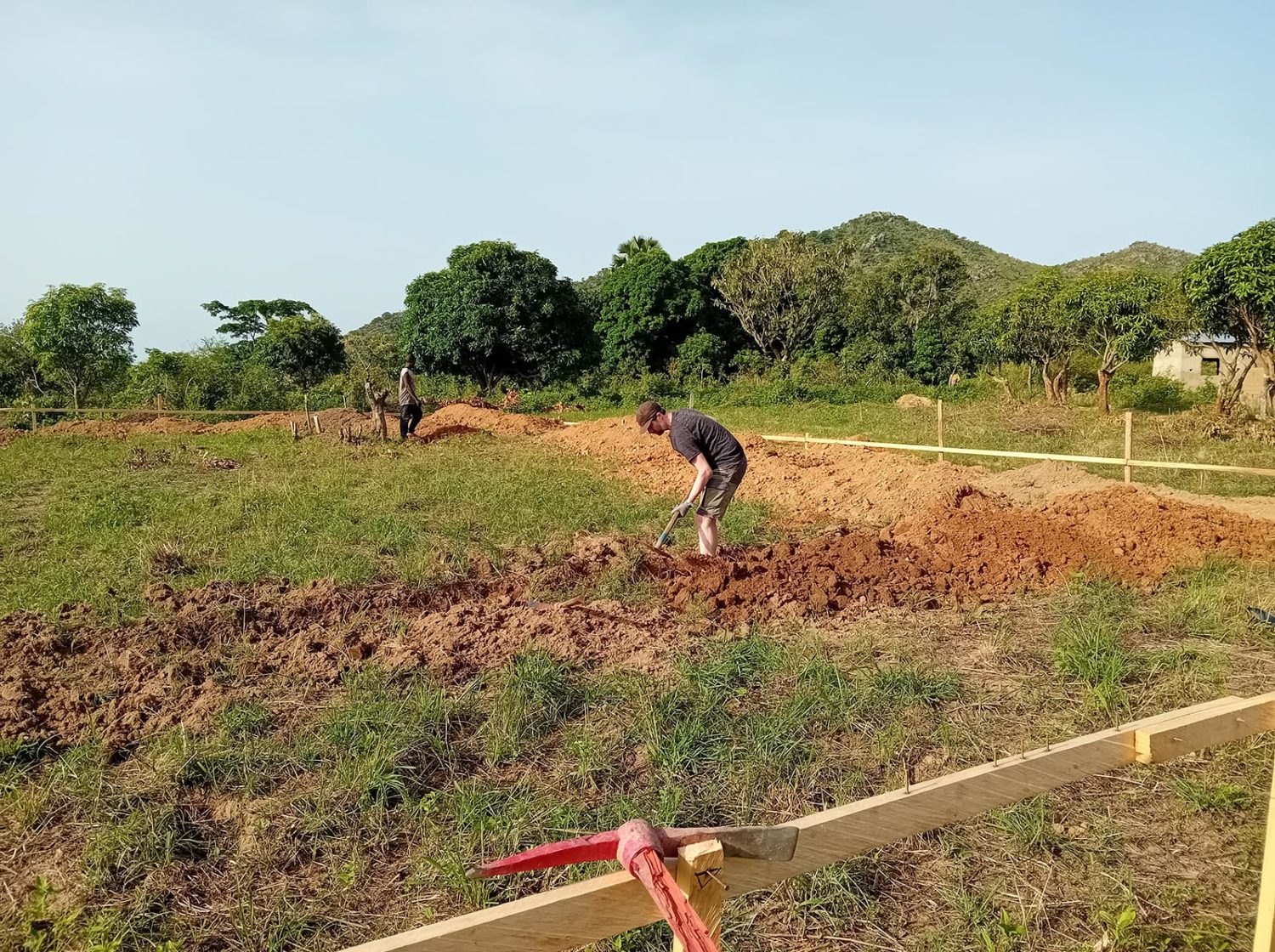 Construction d’un Centre d’insertion pour adultes handicapés à Youkou et Dar es Salam, creusement des fondations