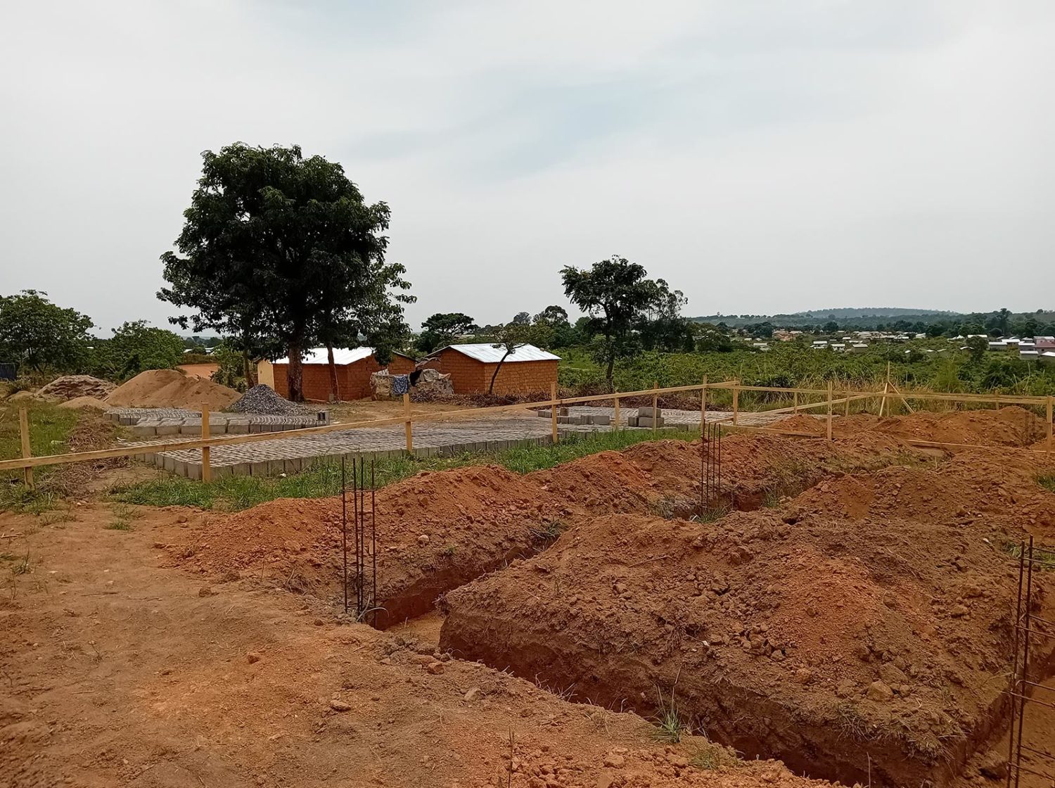 Construction d’un Centre d’insertion pour adultes handicapés à Youkou et Dar es Salam, creusement des fondations