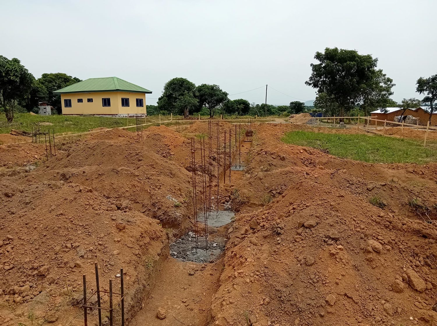 Construction d’un Centre d’insertion pour adultes handicapés à Youkou et Dar es Salam, creusement des fondations