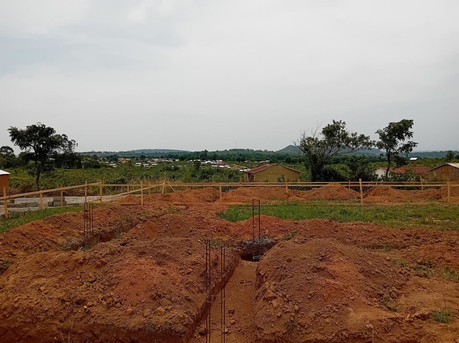 Construction d’un Centre d’insertion pour adultes handicapés à Youkou et Dar es Salam, creusement des fondations
