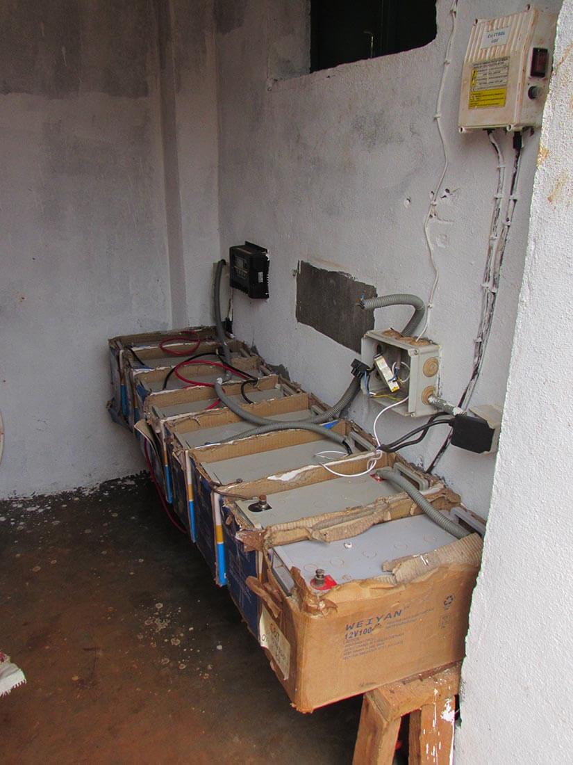 Les batteries du château d'eau à Mbalang Djalingo au Cameroun - Un projet Triangle d'Afrique