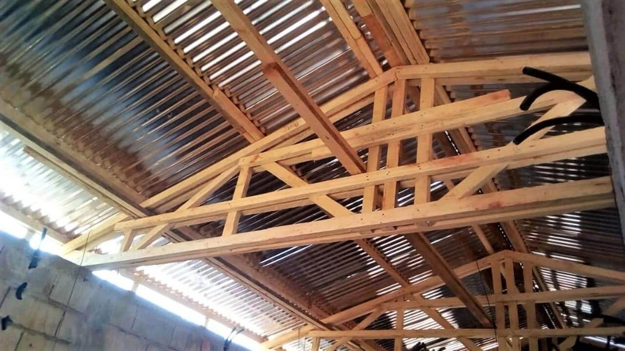 Mise en place de la charpente du local technique du château d'eau à Mbalang Djalingo au Cameroun - Un projet Triangle d'Afrique