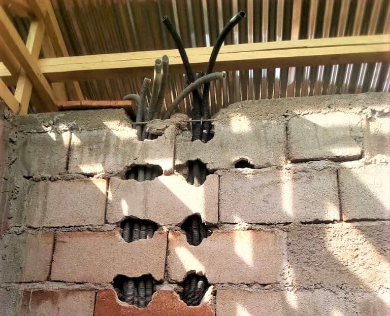 Mise en place de l'alimentation électrique du local technique du château d'eau à Mbalang Djalingo au Cameroun - Un projet Triangle d'Afrique