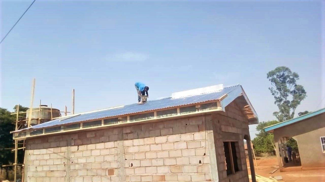 Mise en place toiture du local technique du château d'eau à Mbalang Djalingo au Cameroun - Un projet Triangle d'Afrique