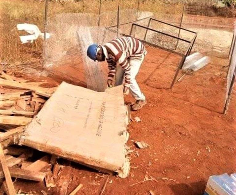 Installation des panneaux solaires pour alimentation du château d'eau à Mbalang Djalingo au Cameroun - Un projet Triangle d'Afrique