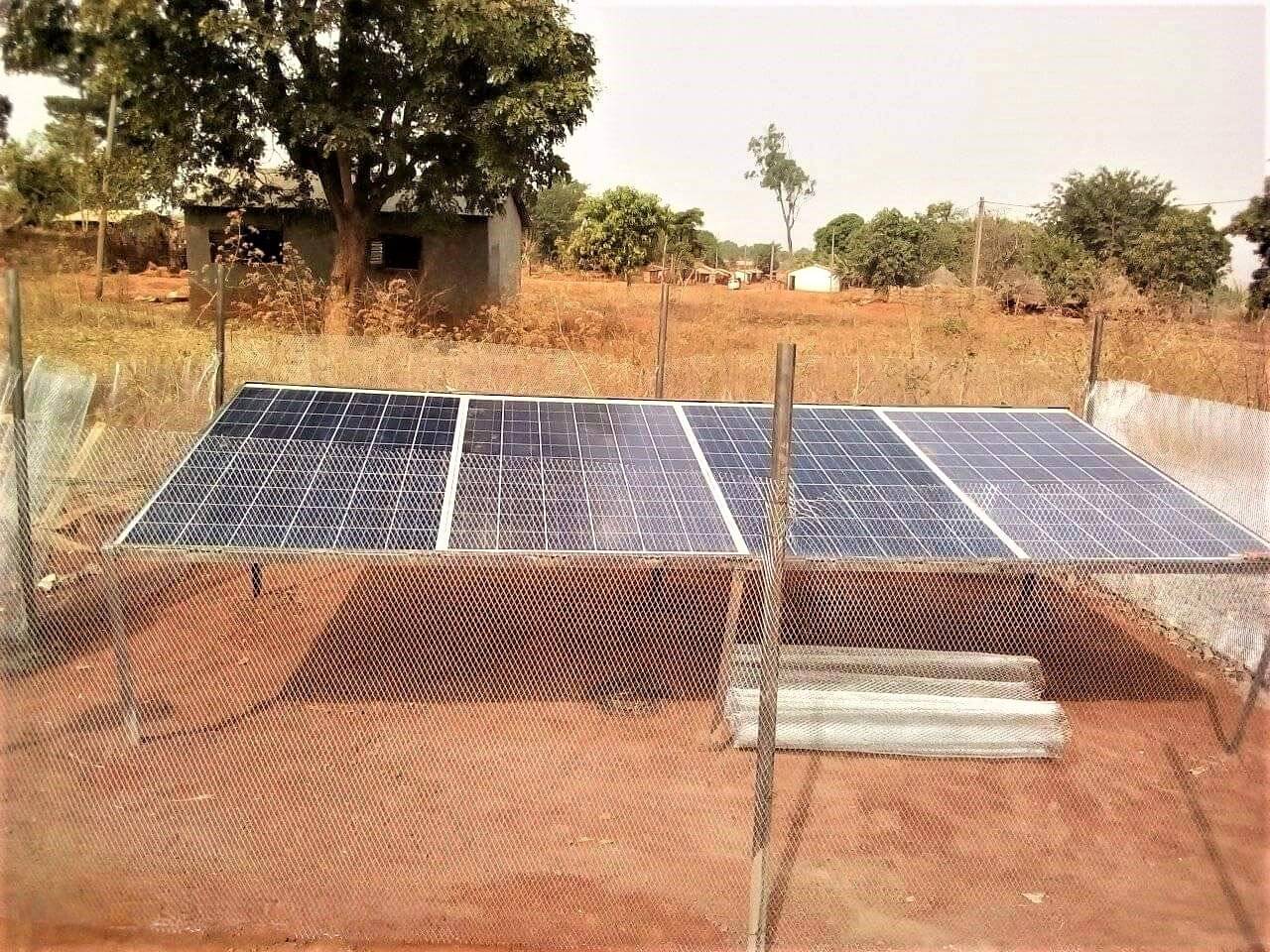 Installation des panneaux solaires pour alimentation du château d'eau à Mbalang Djalingo au Cameroun - Un projet Triangle d'Afrique