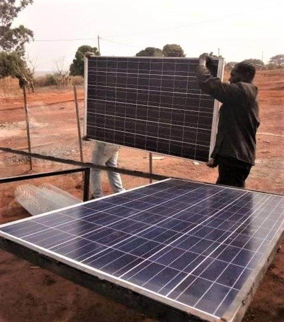 Installation des panneaux solaires pour alimentation du château d'eau à Mbalang Djalingo au Cameroun - Un projet Triangle d'Afrique