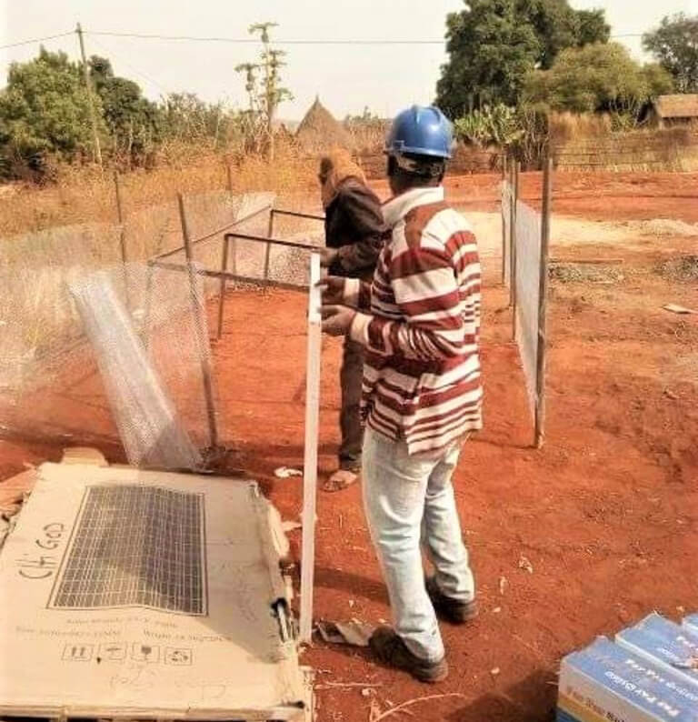 Installation des panneaux solaires pour alimentation du château d'eau à Mbalang Djalingo au Cameroun - Un projet Triangle d'Afrique