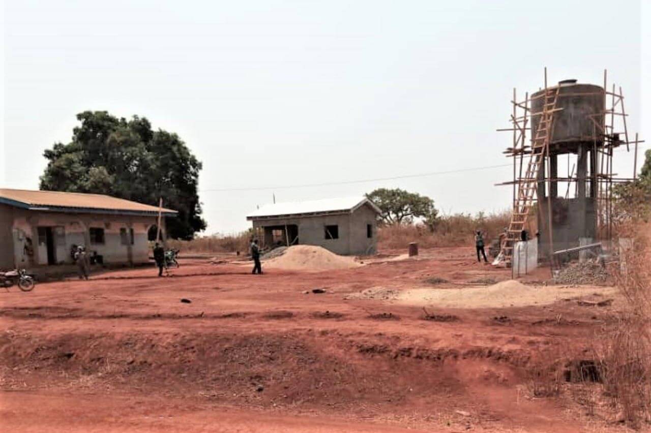 Installation des panneaux solaires pour alimentation du château d'eau à Mbalang Djalingo au Cameroun - Un projet Triangle d'Afrique
