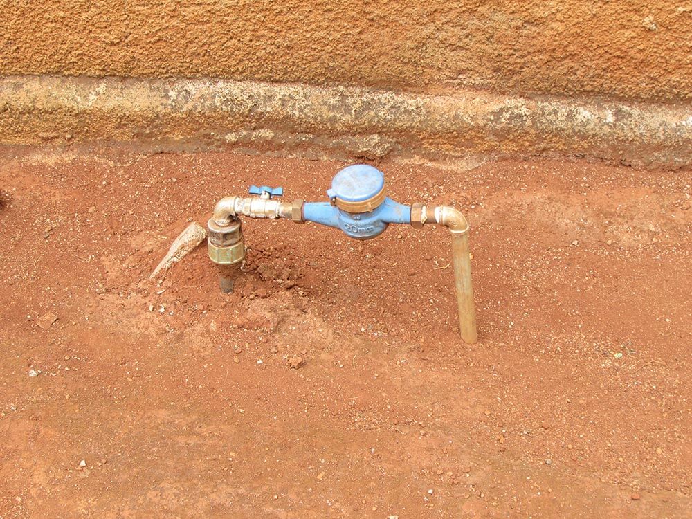 Détail de canalisation du château d'eau à Mbalang Djalingo au Cameroun - Un projet Triangle d'Afrique