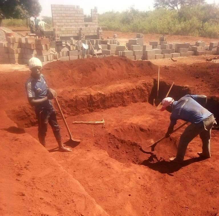 Creusement des fondations pour le local technique du château d'eau à Mbalang Djalingo au Cameroun - Un projet Triangle d'Afrique