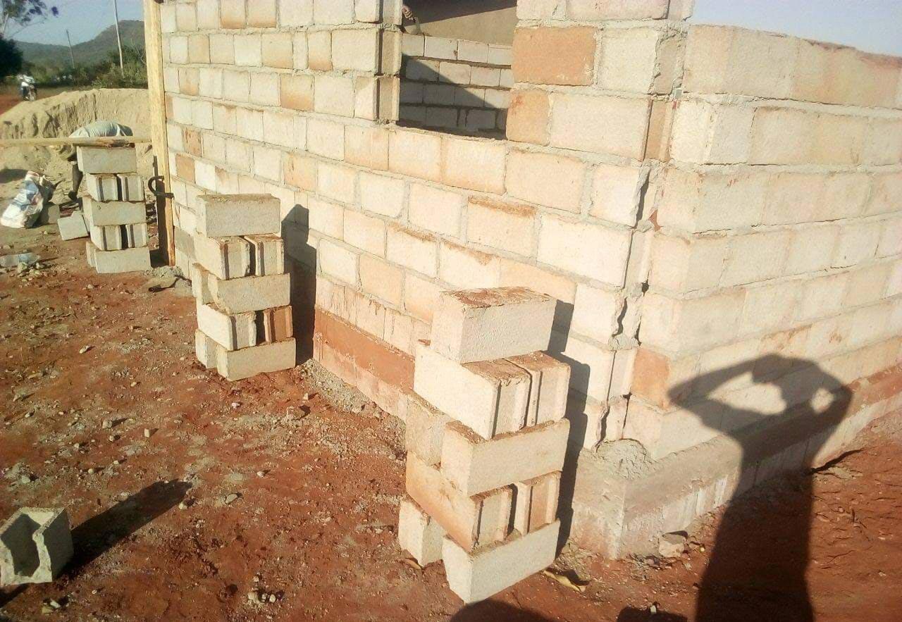 Elévation des murs du local technique du château d'eau à Mbalang Djalingo au Cameroun - Un projet Triangle d'Afrique