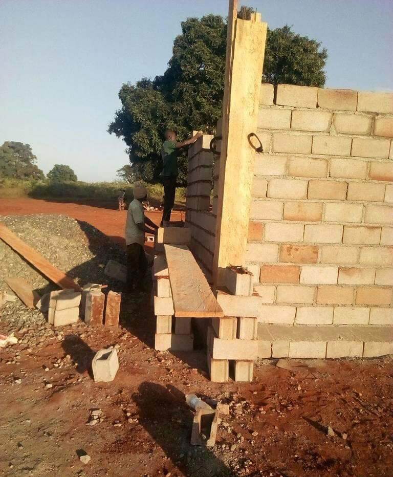 Elévation des murs du local technique du château d'eau à Mbalang Djalingo au Cameroun - Un projet Triangle d'Afrique