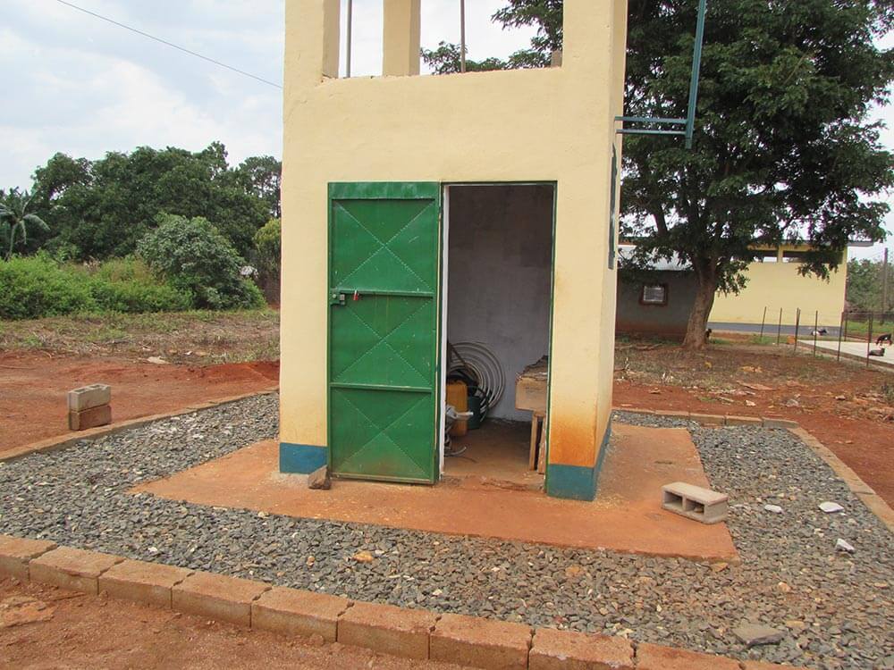 L'entrée du château d'eau à Mbalang Djalingo au Cameroun - Un projet Triangle d'Afrique