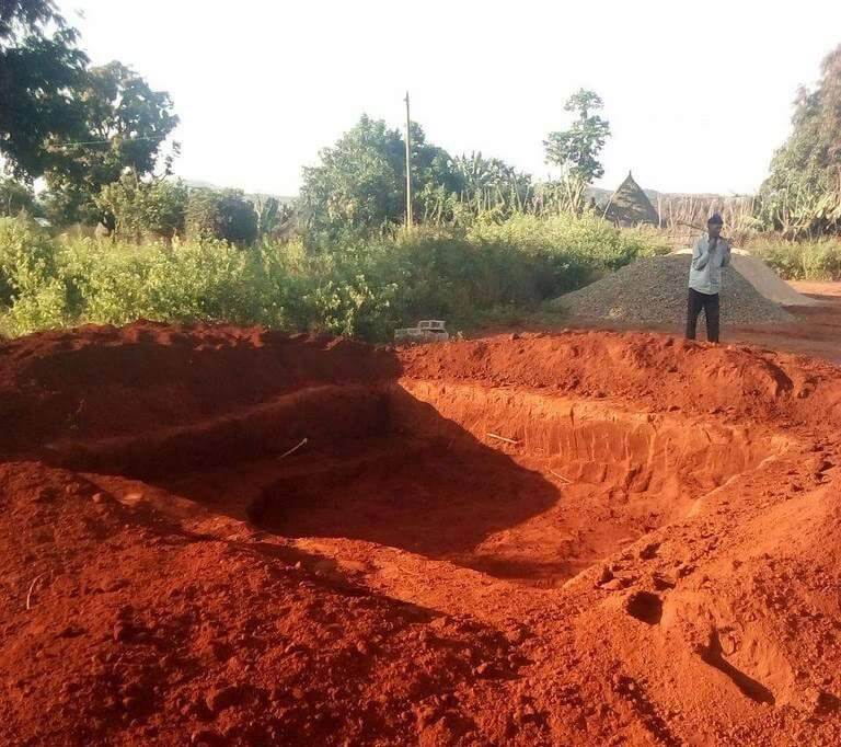 Creusement des fondations pour le local technique du château d'eau à Mbalang Djalingo au Cameroun - Un projet Triangle d'Afrique