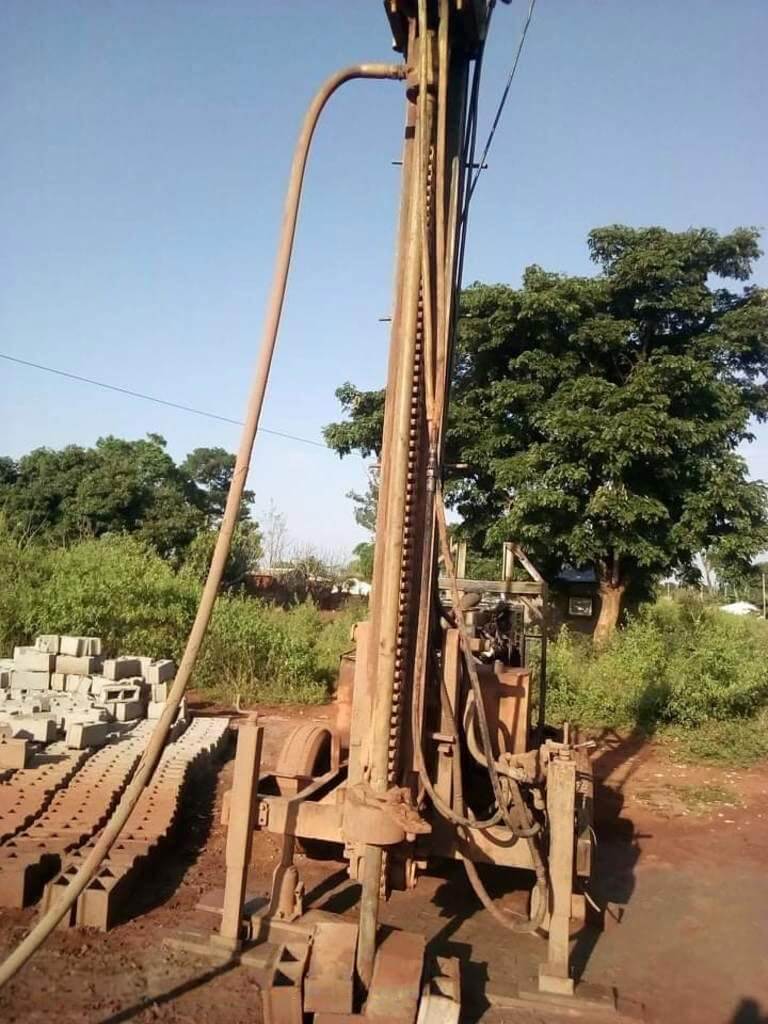 Le matériel de forage pour le futur château d'eau arrive à Mbalang Djalingo au Cameroun - Un projet Triangle d'Afrique