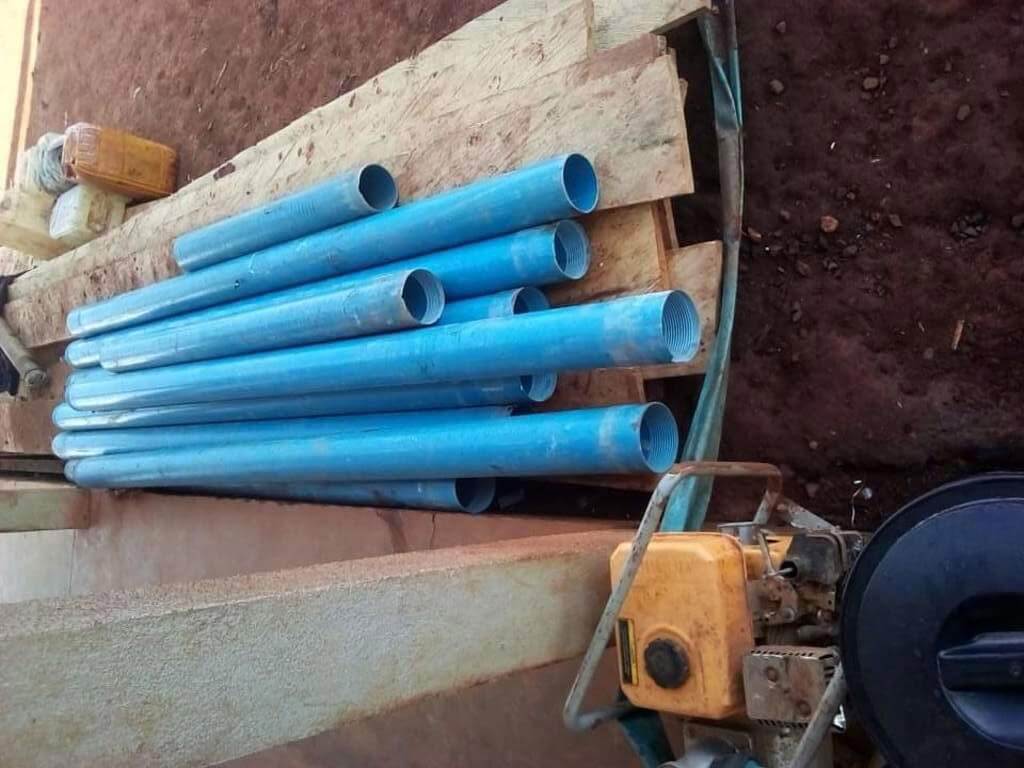 Le matériel de forage pour le futur château d'eau arrive à Mbalang Djalingo au Cameroun - Un projet Triangle d'Afrique