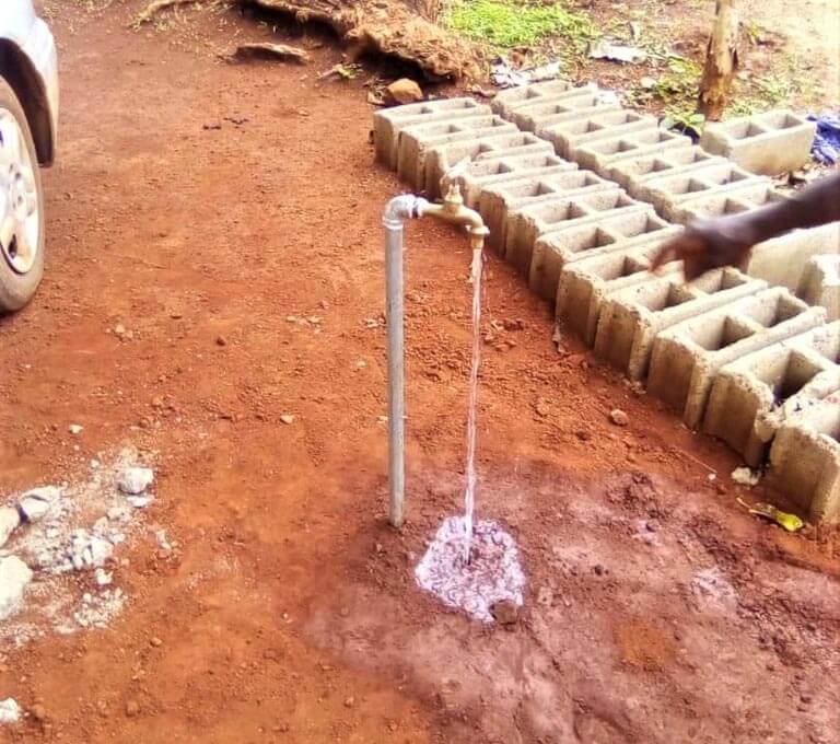 Pose de conduites d'eau à Mbalang Djalingo au Cameroun - Un projet Triangle d'Afrique