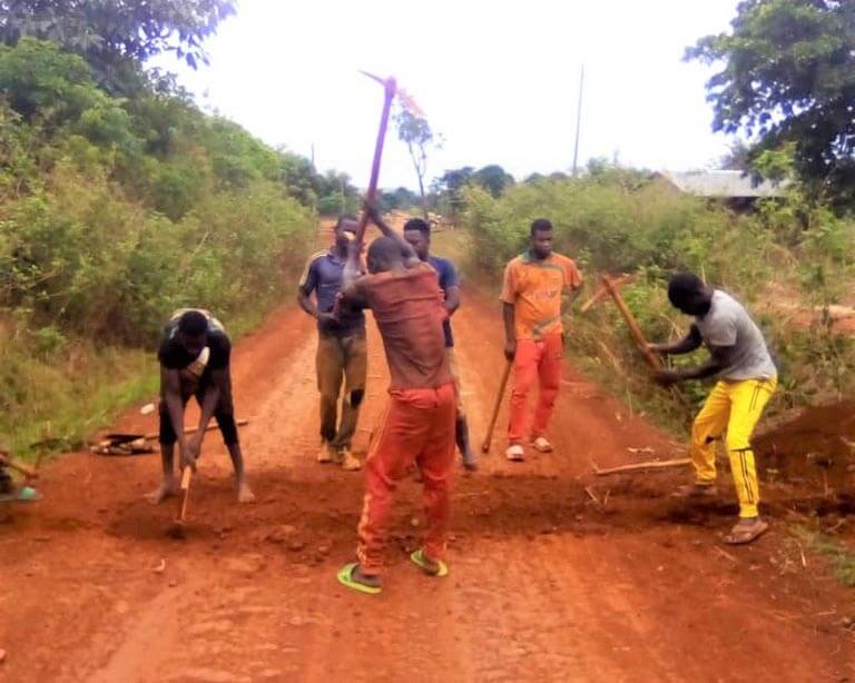 Pose de conduites d'eau à Mbalang Djalingo au Cameroun - Un projet Triangle d'Afrique