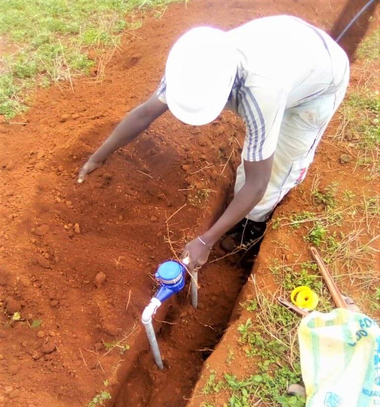 Pose de conduites d'eau à Mbalang Djalingo au Cameroun - Un projet Triangle d'Afrique