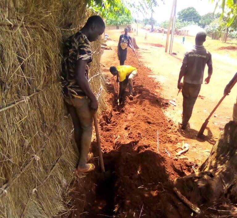 Pose de conduites d'eau à Mbalang Djalingo au Cameroun - Un projet Triangle d'Afrique