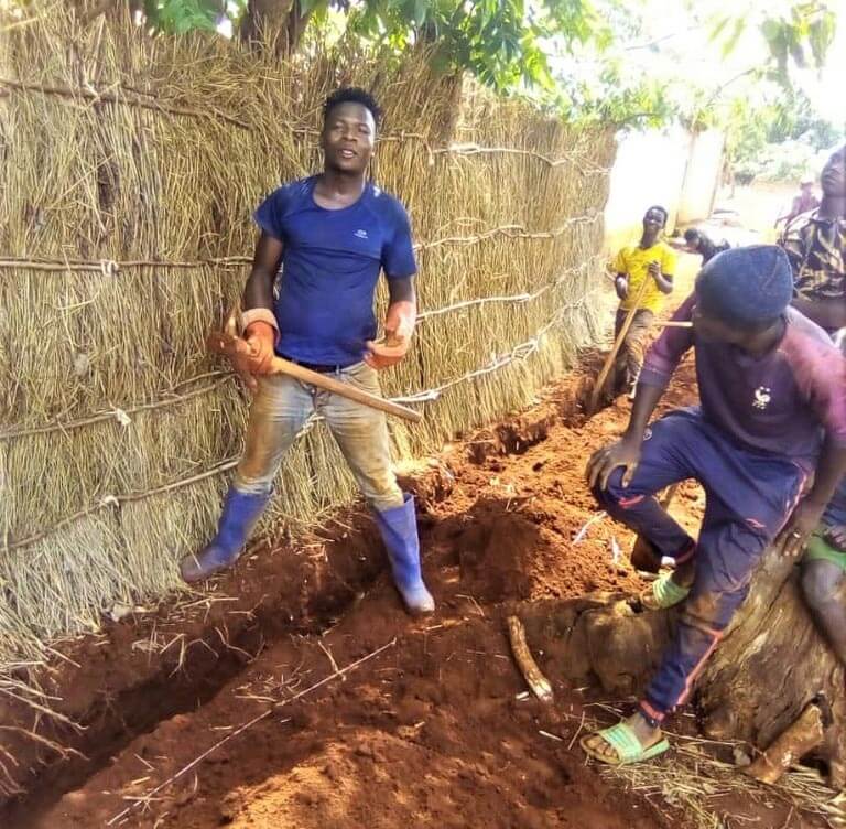 Pose de conduites d'eau à Mbalang Djalingo au Cameroun - Un projet Triangle d'Afrique