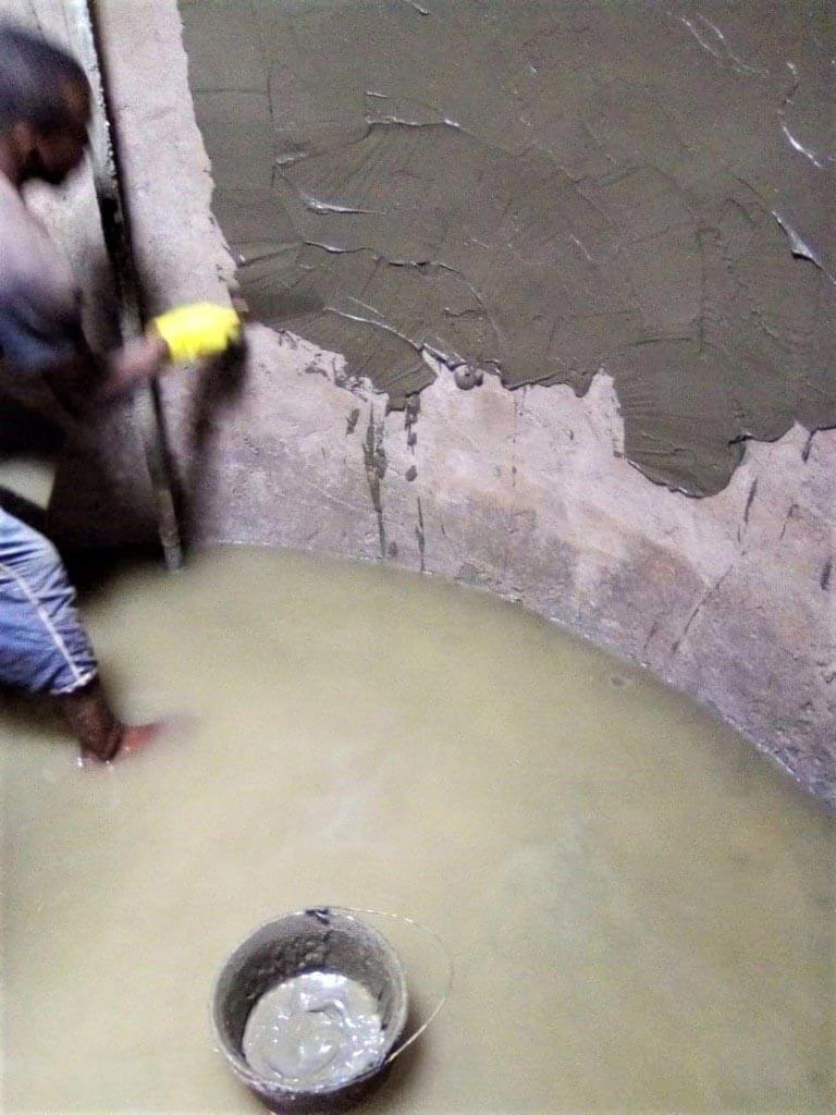 Travaux d'étanchéité du château d'eau à Mbalang Djalingo au Cameroun - Un projet Triangle d'Afrique
