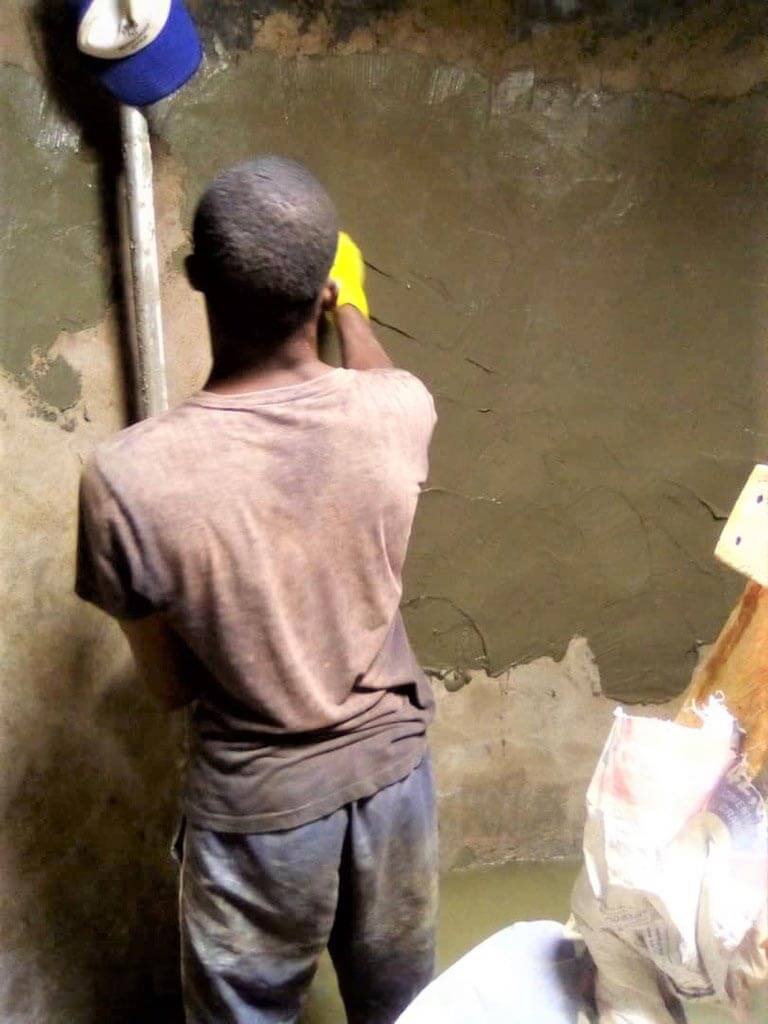 Travaux d'étanchéité du château d'eau à Mbalang Djalingo au Cameroun - Un projet Triangle d'Afrique