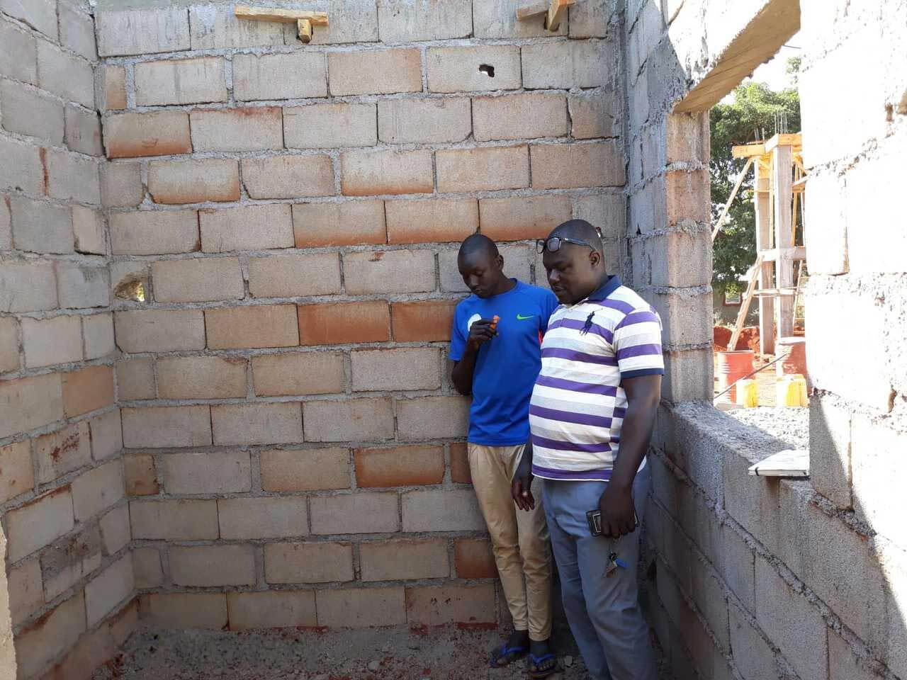 Visite du chantier du château d'eau par Jean-Claude Temwa à Mbalang Djalingo au Cameroun - Un projet Triangle d'Afrique