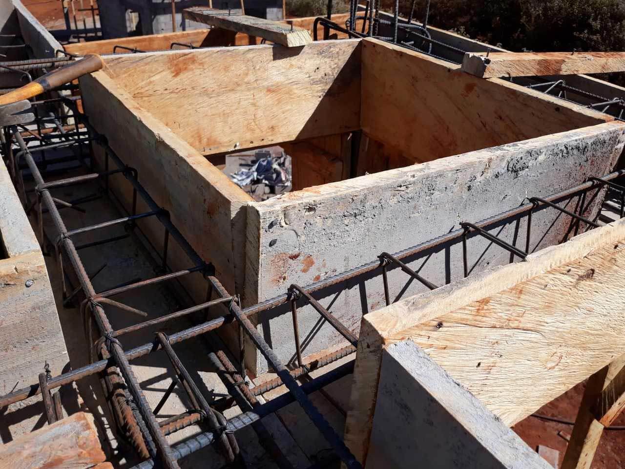 Visite du chantier du château d'eau par Jean-Claude Temwa à Mbalang Djalingo au Cameroun - Un projet Triangle d'Afrique