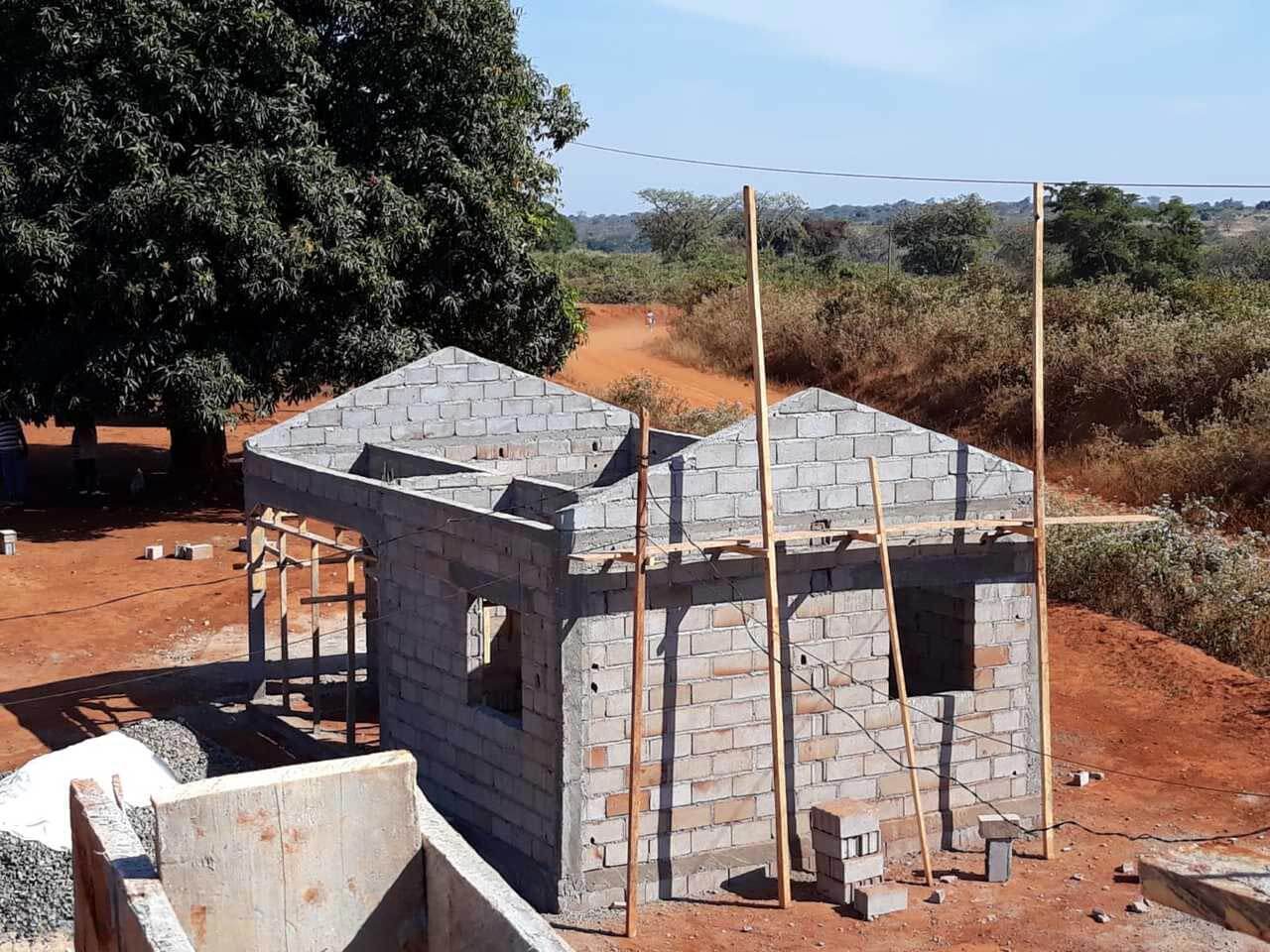 Visite du chantier du château d'eau par Jean-Claude Temwa à Mbalang Djalingo au Cameroun - Un projet Triangle d'Afrique
