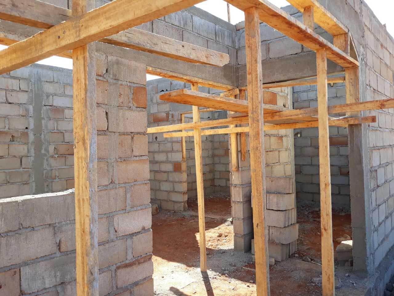 Visite du chantier du château d'eau par Jean-Claude Temwa à Mbalang Djalingo au Cameroun - Un projet Triangle d'Afrique